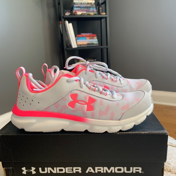 *NEW* Under Armour Running Shoes - Size 6Y - Picture 2 of 7